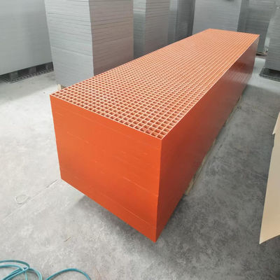 Oranje rooster van maasgrootte 40x40 van hoogte 50mm, paneelgrootte 1007x4040mm, concave oppervlak.