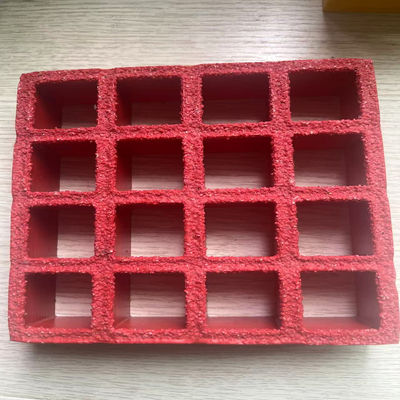 Maasgrootte 38x38mm, FRP gegoten rooster van rode kleur., anti-glijdend oppervlak met zand op het oppervlak.