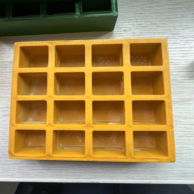 Mesh grootte 38x38mm, FRP gegoten rooster van gele kleur., vlakke oppervlak met dekking aan één kant.
