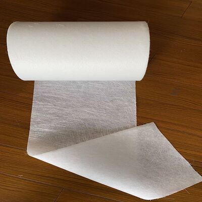 Glasvezelgehakte strengmat gecombineerd met een laag polyester vlies voor FRP-pultrusie, eenheidgewicht van 240 g per vierkante meter, om het oppervlak zeer glad te maken, veel gebruikt in zonnepaneelframes.