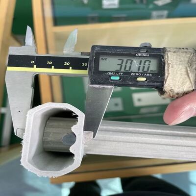 Pultruded FRP Onregelmatige Vorm Profielen Kenmerken Lichtgewicht Constructie Hoge Sterkte en Uitstekende Anti-Corrosie Eigenschappen